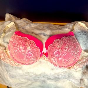 Victoria’s Secret bra with lace. Size 36 DD